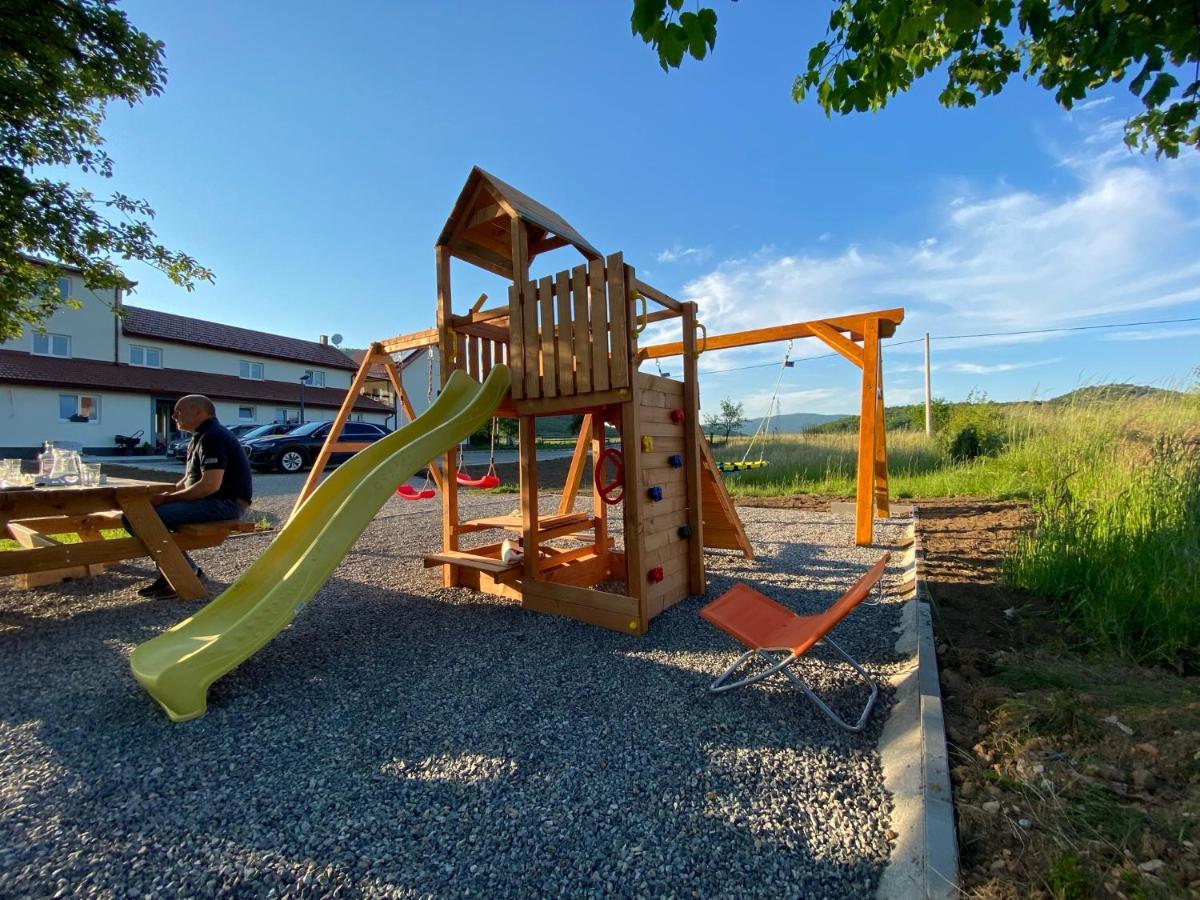 Apartman Fenestra S Terasom I Pogledom Na Gacku Otocac Exterior photo